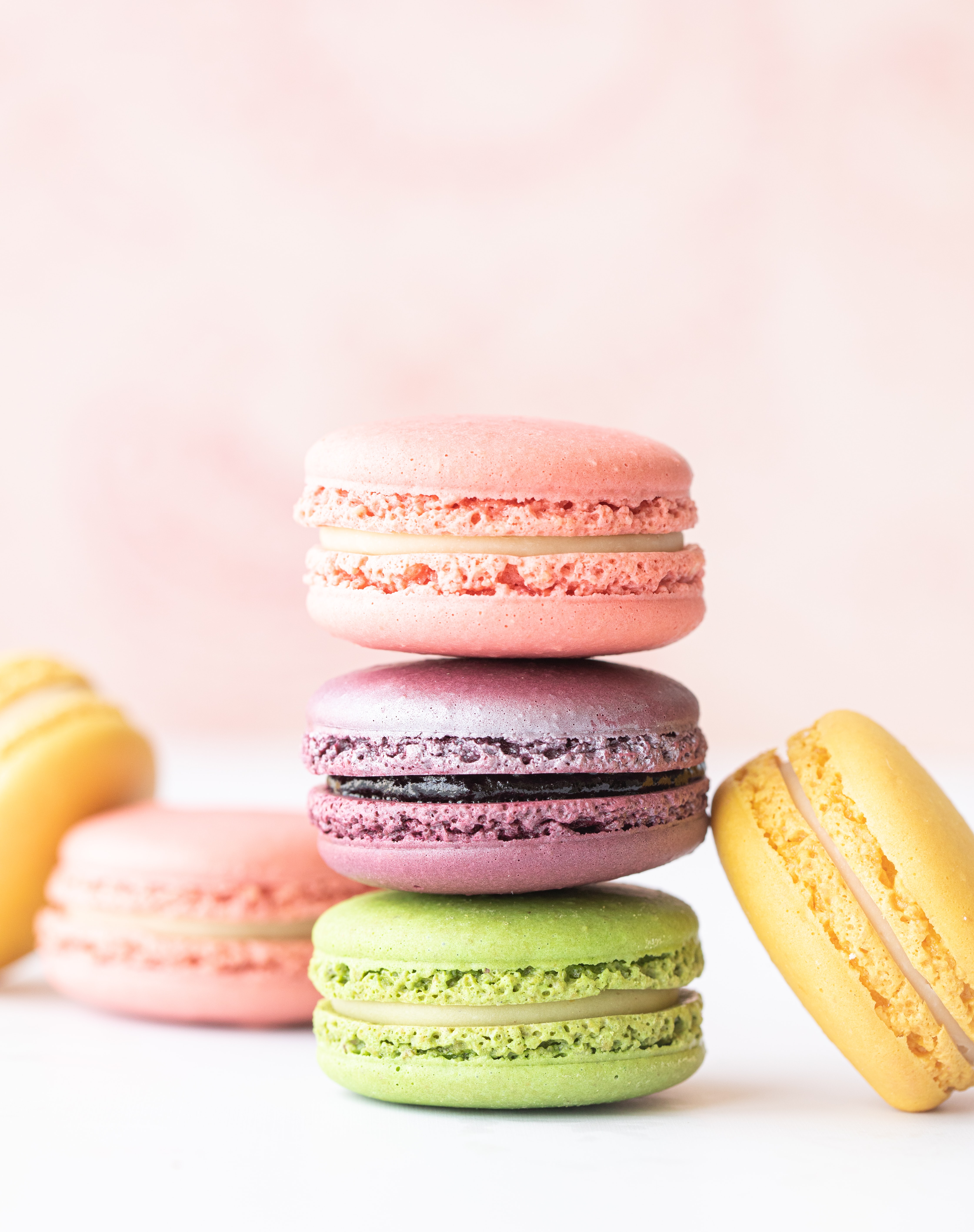 Macarons de colores uno encima de otro
