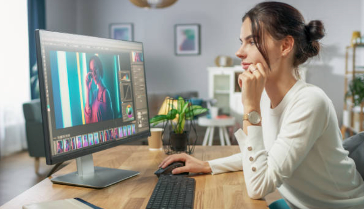 Mujer mirando al monitor