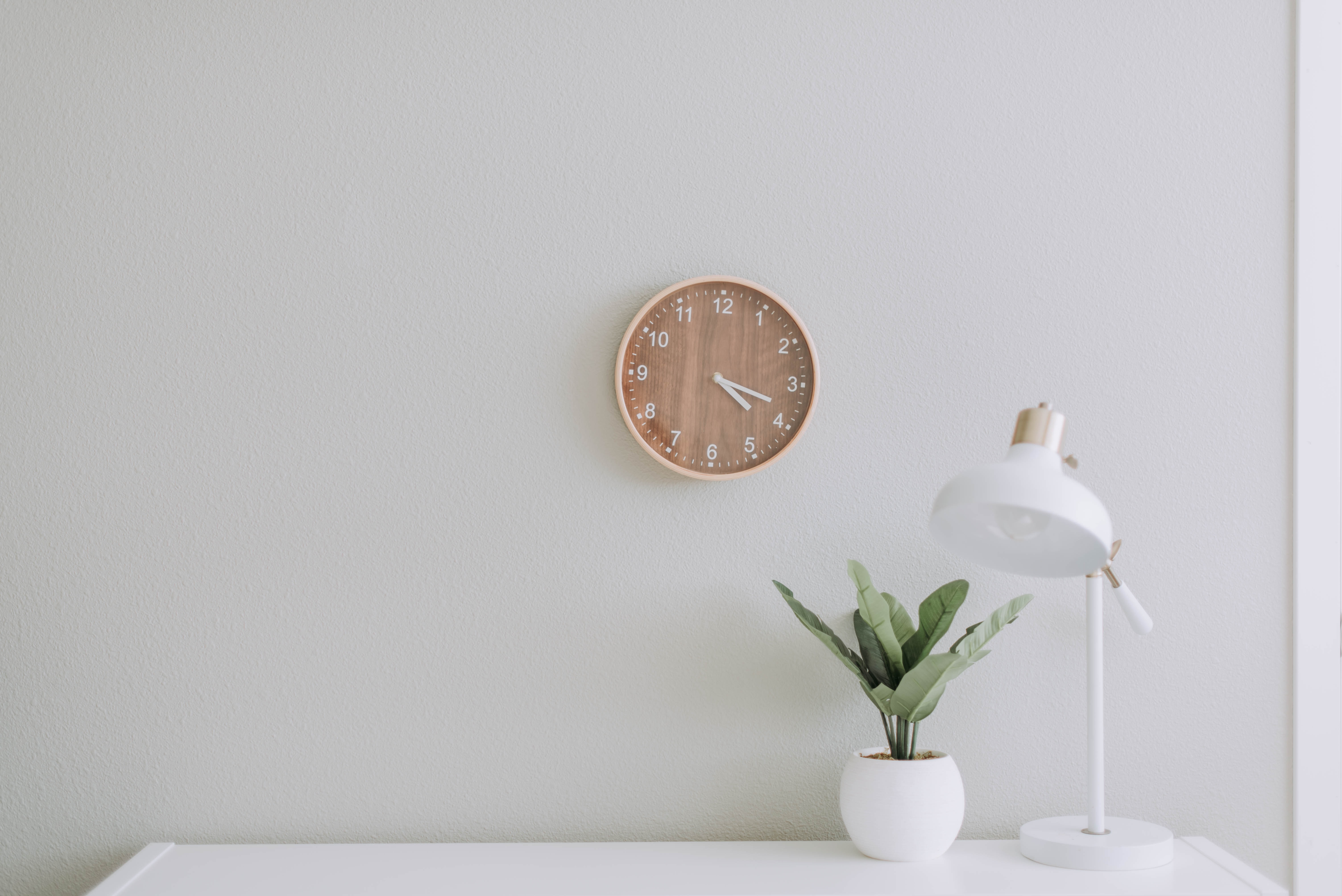 reloj con lampara blanca